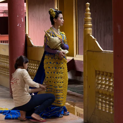 Gilded statue and worshipper in a temple, Burma — Nicolas Marincic