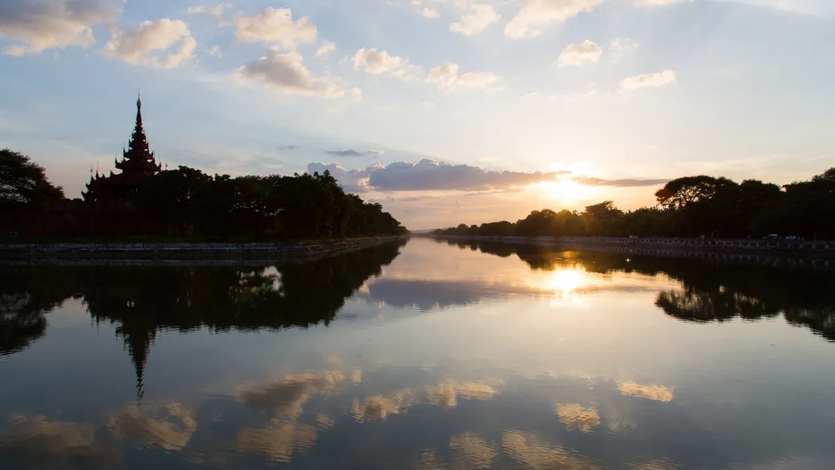 Coucher de soleil sur les douves du palais de Mandalay, Birmanie — Nicolas Marincic