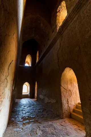 Couloir voûté d’un temple ancien, Birmanie — Nicolas Marincic