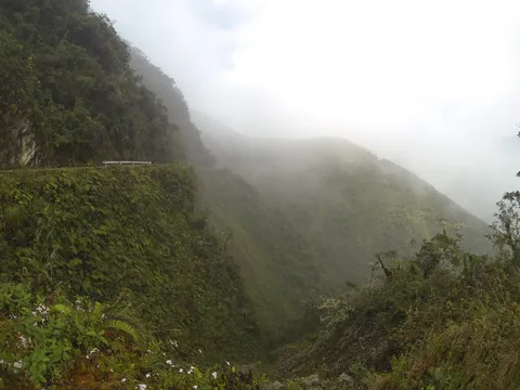 Route de la Mort dans la brume, Yungas, Bolivie — Nicolas Marincic