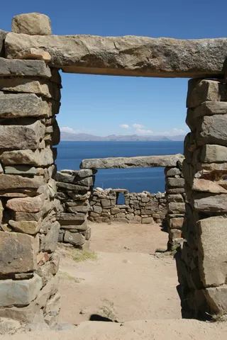 Inca doorway framing Lake Titicaca, Isla del Sol, Bolivia — Nicolas Marincic