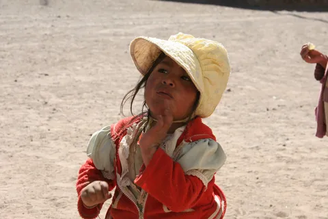 Girl in a sun hat in an Altiplano village, Bolivia — Nicolas Marincic