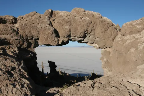Rock arch over the Salar de Uyuni, Isla Incahuasi, Bolivia — Nicolas Marincic