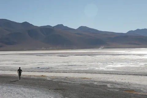 Silhouette sur l’étendue d’un salar, Bolivie — Nicolas Marincic
