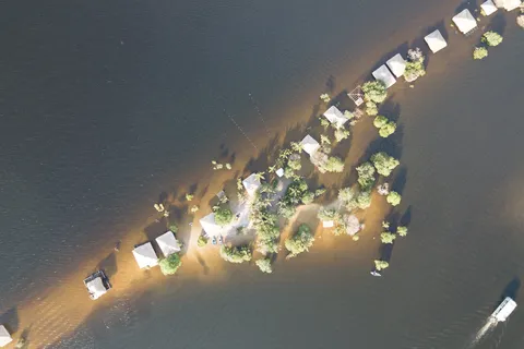 Floating houses seen from the air, Brazil — Nicolas Marincic