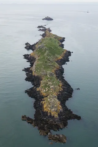 Îlot rocheux allongé sur la côte bretonne, vu du ciel, France — Nicolas Marincic