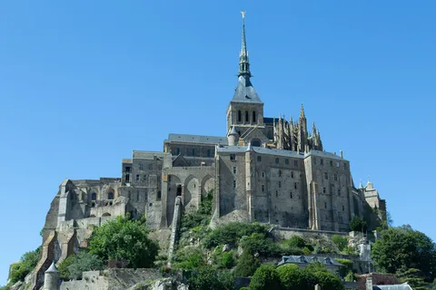 Abbaye du Mont-Saint-Michel au-dessus des remparts, France — Nicolas Marincic
