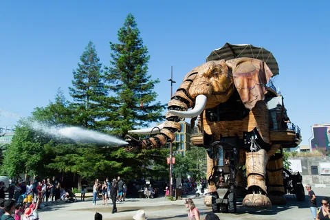 Grand Éléphant des Machines de l’île arrosant la foule, Nantes, France — Nicolas Marincic