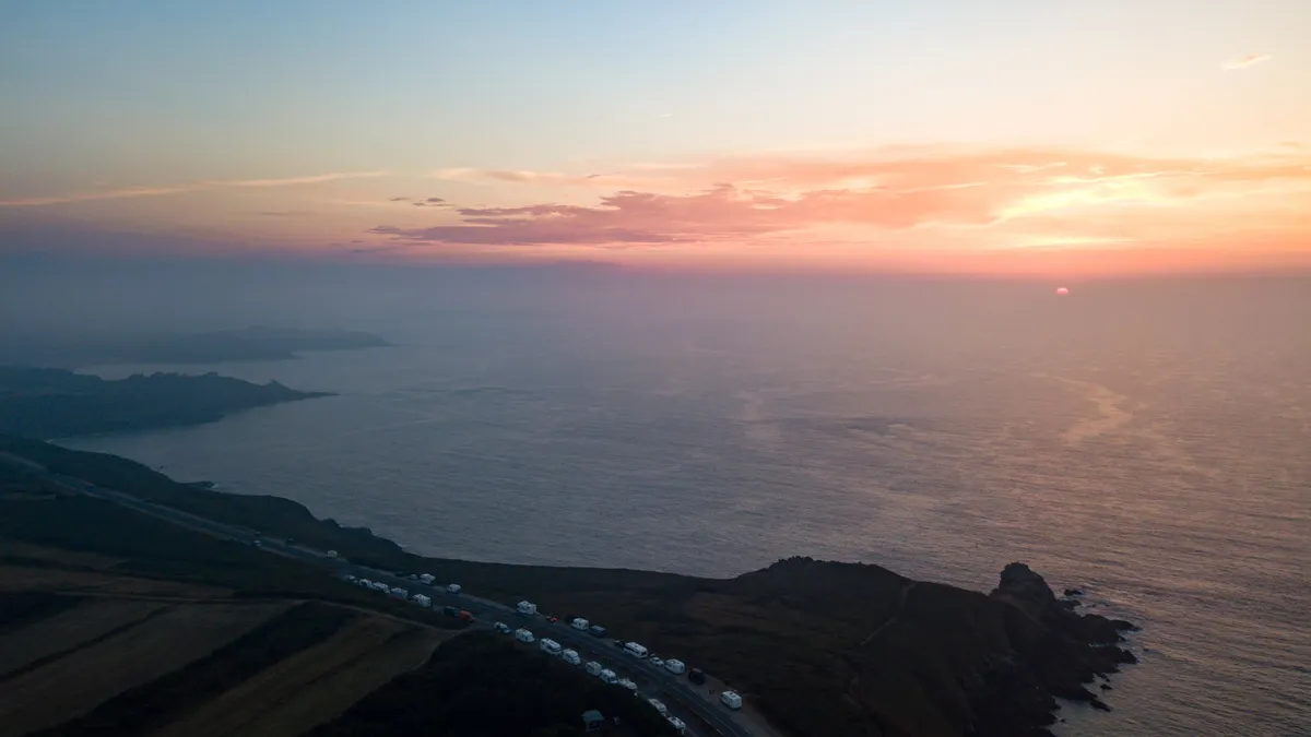 Côte bretonne au coucher du soleil dans la brume, vue du ciel, France — Nicolas Marincic