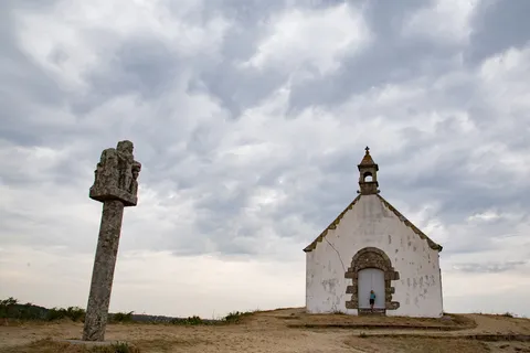Calvaire et chapelle blanche sous un ciel d’orage, France — Nicolas Marincic