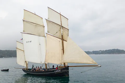 Bisquine La Cancalaise toutes voiles dehors, vue du ciel, France — Nicolas Marincic