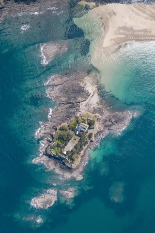 Île fortifiée au milieu des hauts-fonds turquoise, vue du ciel, France — Nicolas Marincic
