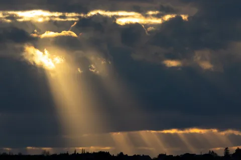Rayons de lumière perçant l’orage sur la côte bretonne, France — Nicolas Marincic