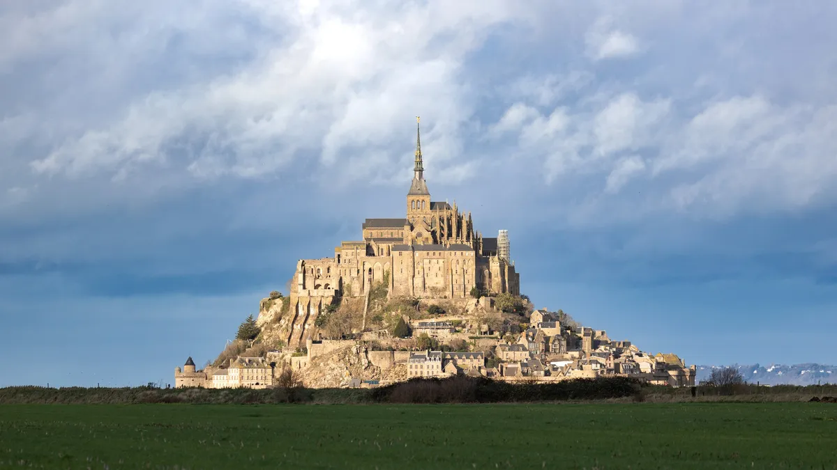 Mont-Saint-Michel sous le soleil d’hiver, France — Nicolas Marincic