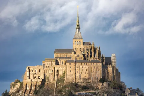 Abbaye et flèche du Mont-Saint-Michel dans la lumière d’hiver, France — Nicolas Marincic
