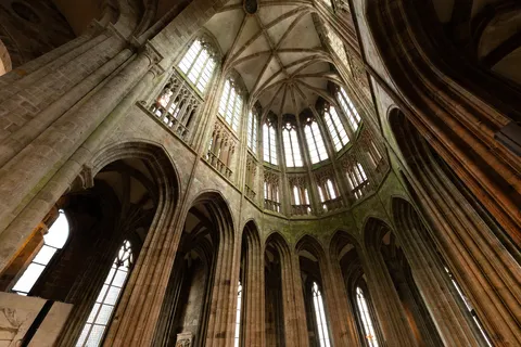 Voûte gothique flamboyante du chœur du Mont-Saint-Michel, France — Nicolas Marincic