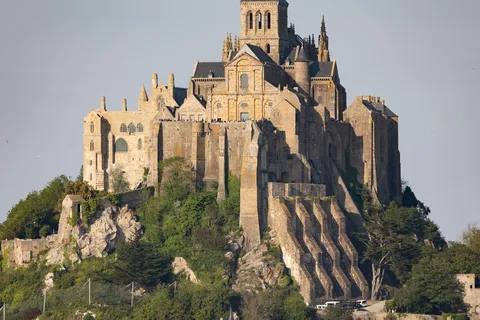 Abbaye du Mont-Saint-Michel dans la douce lumière du soir, France — Nicolas Marincic
