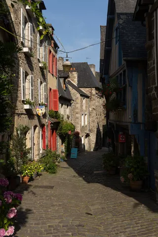 Rue du Jerzual pavée et volets rouges, Dinan, France — Nicolas Marincic