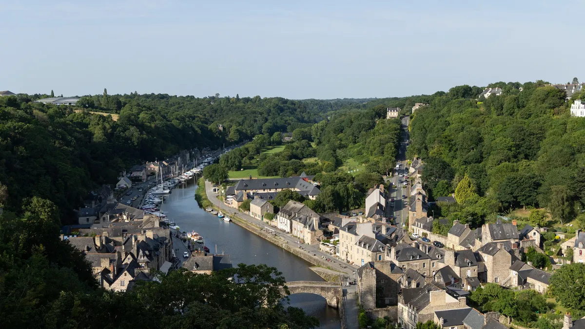 Vieille ville et port de Dinan depuis les remparts, France — Nicolas Marincic