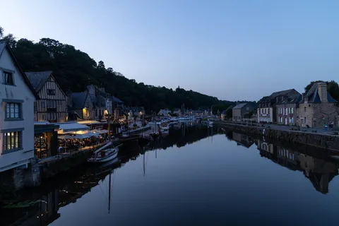 Port de Dinan sur la Rance à l’heure bleue, France — Nicolas Marincic