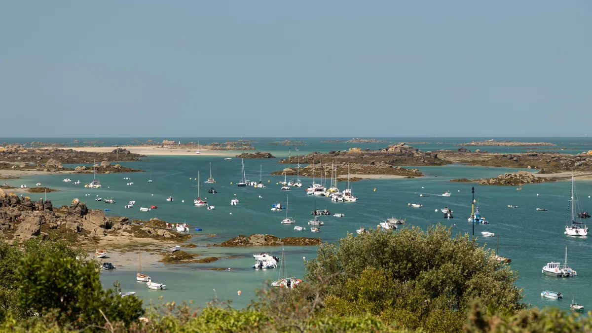 Sund de Chausey à marée basse, bateaux et récifs de granit, France — Nicolas Marincic