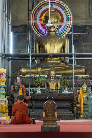 Monk praying before the Buddha, Siem Reap pagoda, Cambodia — Nicolas Marincic