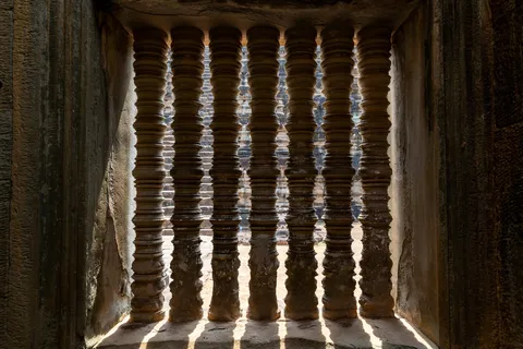 Lumière entre les balustres de pierre de Ta Keo, Cambodge — Nicolas Marincic