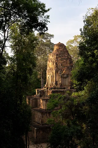 Tour de temple en ruine dans la forêt, Cambodge — Nicolas Marincic