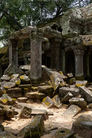 Collapsed galleries of an Angkor temple, Cambodia — Nicolas Marincic