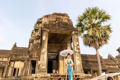 Woman in traditional dress at Angkor Wat, Cambodia — Nicolas Marincic