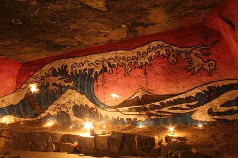 Hokusai wave fresco by candlelight, catacombs, France — Nicolas Marincic