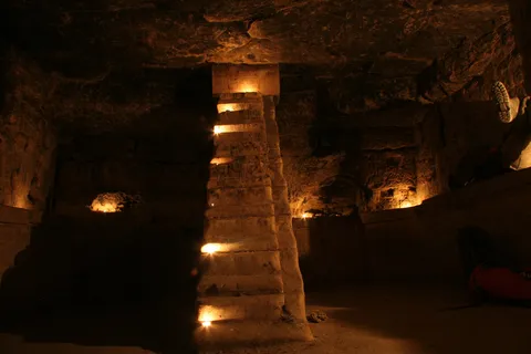 Candlelit staircase in the catacombs, France — Nicolas Marincic
