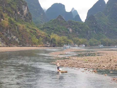 Fisherman on a bamboo raft, Li River, China — Nicolas Marincic