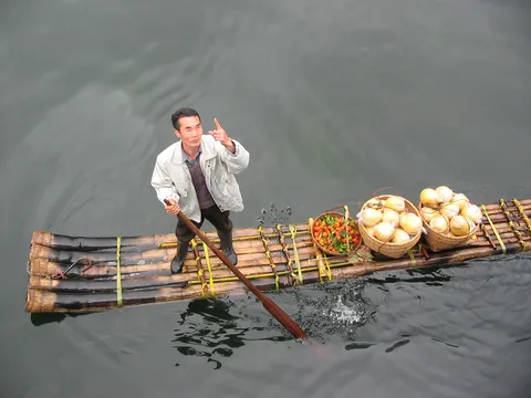 Fruit seller on a bamboo raft, Li River, China — Nicolas Marincic