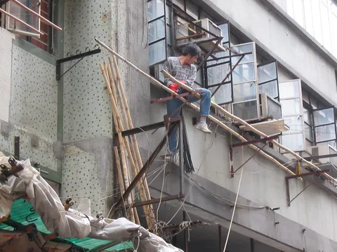 Worker on bamboo scaffolding, China — Nicolas Marincic