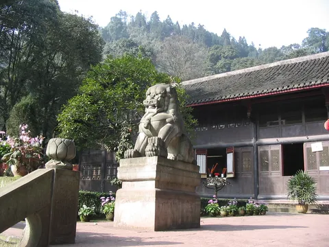 Stone lion in a temple courtyard, China — Nicolas Marincic