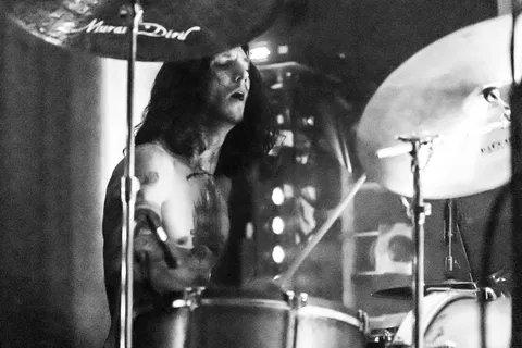 Bruit ≤ drummer behind the cymbals, black and white, France — Nicolas Marincic