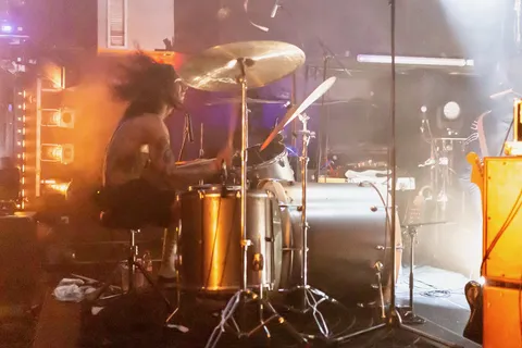 Bruit ≤ drummer in amber haze, France — Nicolas Marincic