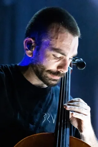 Bruit ≤ cellist bathed in blue light, France — Nicolas Marincic