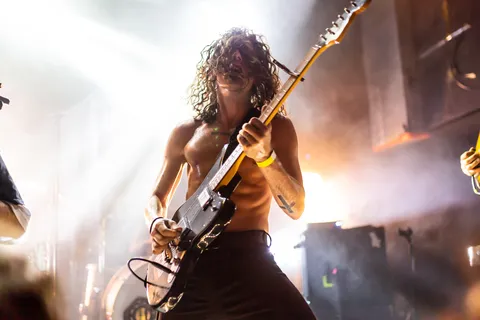 Bruit ≤ guitarist backlit by stage beams, France — Nicolas Marincic