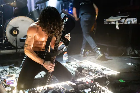 Bruit ≤ guitarist kneeling at the pedalboard, France — Nicolas Marincic