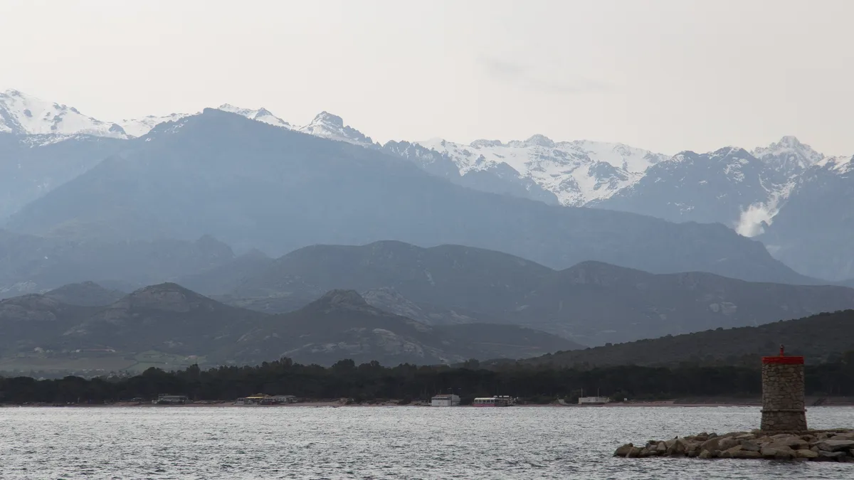 Baie de Calvi et montagnes corses enneigées, France — Nicolas Marincic