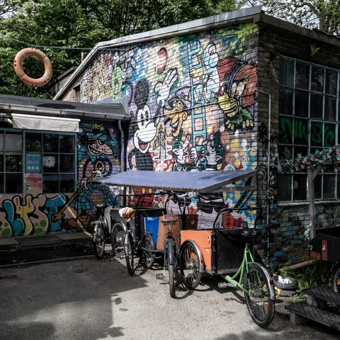 Maison graffée et vélos cargos à Christiania, Danemark — Nicolas Marincic