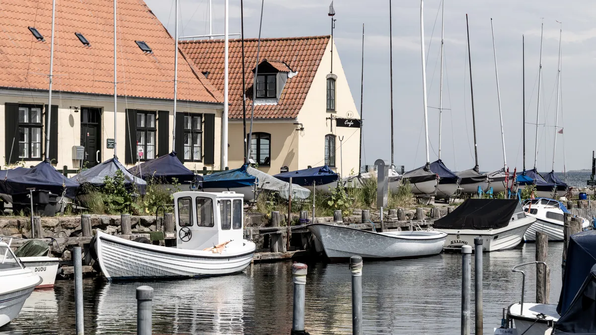 Old fishing harbour and yellow houses of Dragør, Denmark — Nicolas Marincic