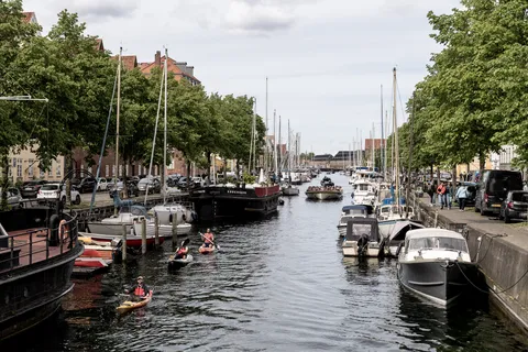 Kayaks and sailboats on the Christianshavn canal, Denmark — Nicolas Marincic