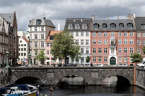 Pont de pierre et façades colorées, canal de Frederiksholm, Danemark — Nicolas Marincic