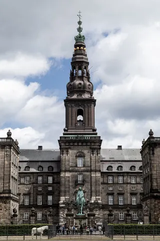 Tour de Christiansborg et statue équestre, Copenhague, Danemark — Nicolas Marincic