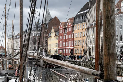 Nyhavn à travers le gréement d’un navire, Copenhague, Danemark — Nicolas Marincic