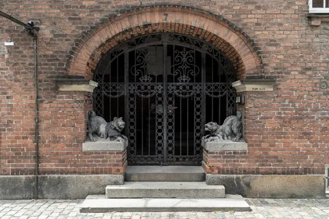 Porche de brique, grille en fer forgé et lions, Copenhague, Danemark — Nicolas Marincic