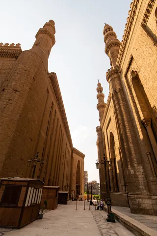 Rue au pied de la mosquée du sultan Hassan, Le Caire, Égypte — Nicolas Marincic
